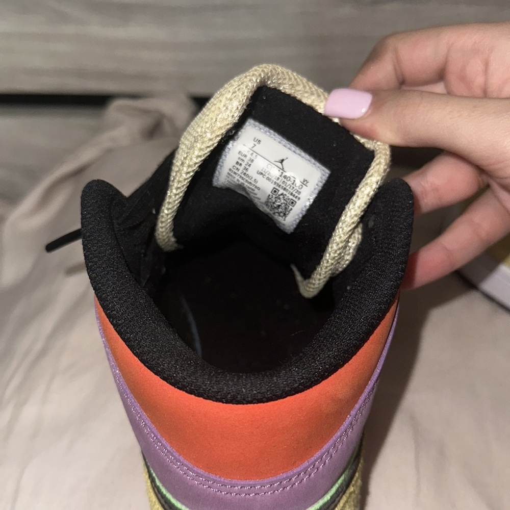 2020 Women’s air jordan 1 mid SE ‘Lightbulb’ - Picture 4 of 5